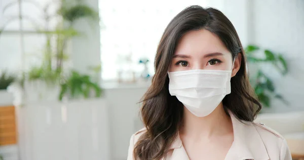 Mulher Asiática Usar Uma Máscara Facial Olhar Para Você — Fotografia de Stock