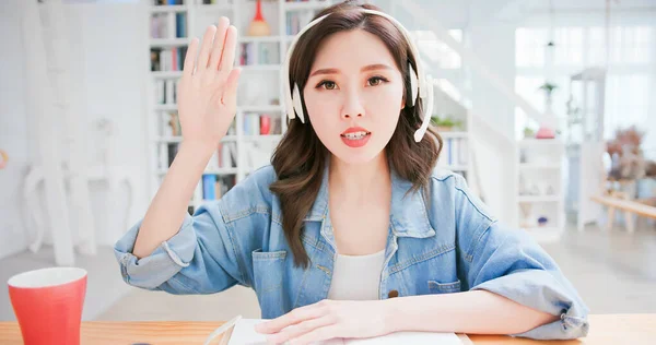 Zeki Asyalı Genç Kız Öğrenci Ders Çalışıyor Evdeki Kulaklıkla Online — Stok fotoğraf
