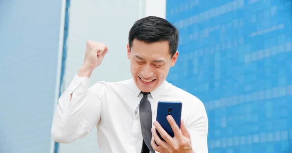 Uomo Affari Asiatico Successo Sentono Eccitati Mentre Guardando Smartphone — Foto Stock