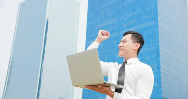 Erfolgreiche Asiatische Geschäftsmann Aufgeregt Während Sie Den Laptop — Stockfoto