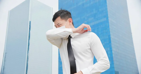 アジアのビジネスマンは 外科的フェイスマスク保護と肘で咳 — ストック写真