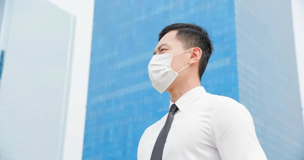 Ázsiai Üzletember Sebészeti Maszkkal Néz Vagy Gondol Valamit Irodaház Előtt — Stock Fotó