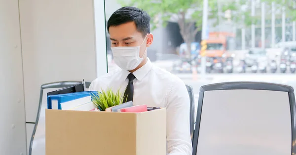アジアのビジネスマンは地下鉄で顔マスクを着用し 彼は世界中のCovid 19スプレッドの経済の低迷のために解雇されています — ストック写真
