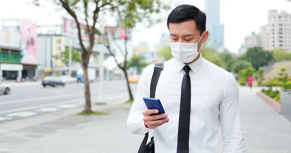 Asiático Homem Negócios Usar Smartphone Enquanto Caminha Com Máscara Facial — Fotografia de Stock