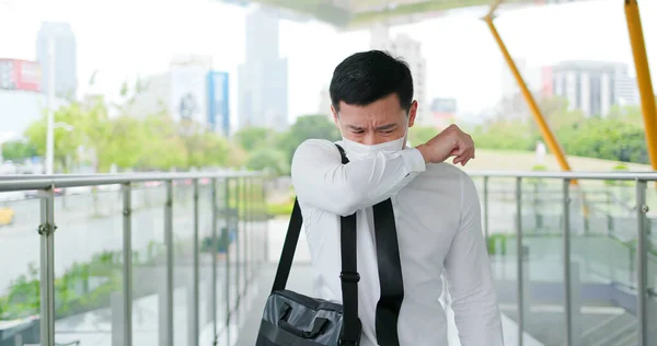 アジアのビジネスマンは 外科的フェイスマスク保護と肘で咳 — ストック写真