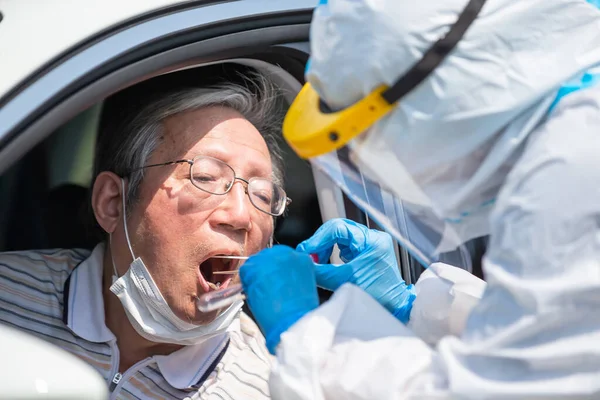 Teste Coronavírus Trabalhador Médico Que Toma Esfregaço Garganta Para Amostra — Fotografia de Stock