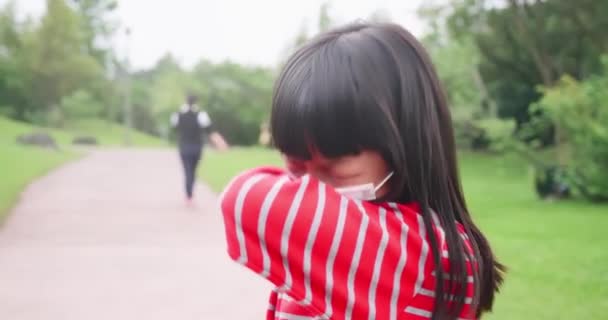 Азійська дівчина кашляє лікоть. — стокове відео