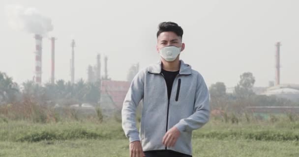 Asiatico uomo indossa protettivo maschera — Video Stock