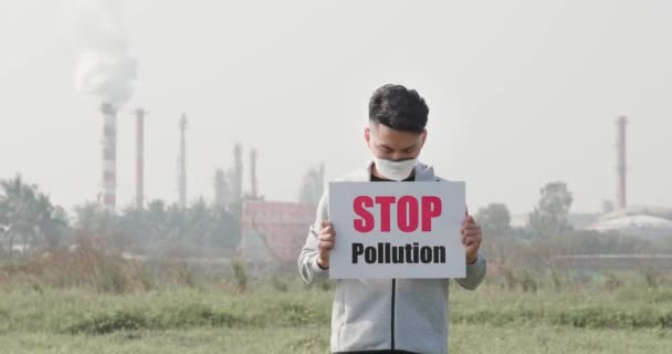 男子举着停止污染标志 — 图库视频影像