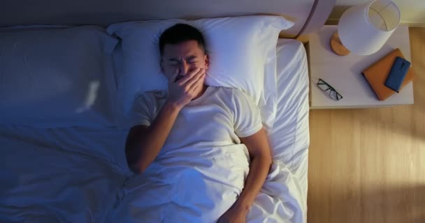 アジア系男性は不眠症で — ストック動画