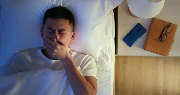 Asiático hombre tiene insomnio — Vídeos de Stock