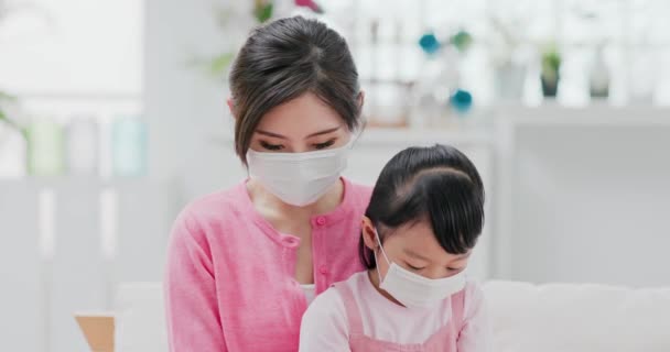 Мама и дочь носят маску — стоковое видео