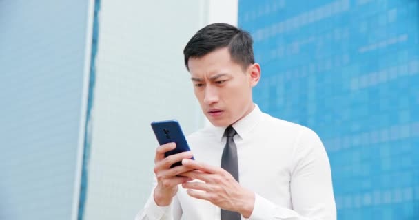 Mężczyzna martwić podczas patrzenia smartfon — Wideo stockowe