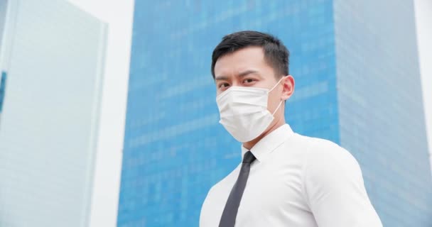 Hombre asiático con mascarilla — Vídeos de Stock