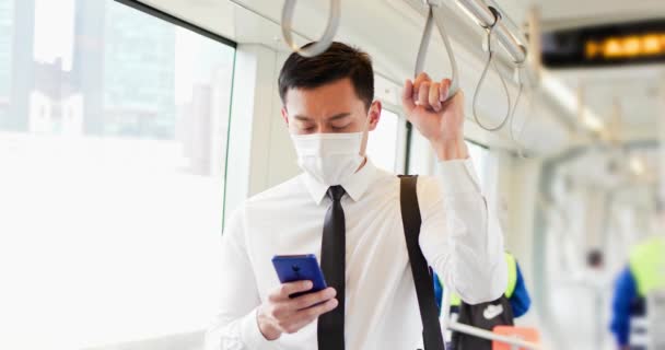 Homem com máscara no metro — Vídeo de Stock