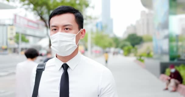 Hombre asiático con mascarilla — Vídeos de Stock