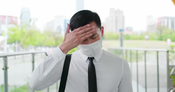 Asiatisk affärsman har feber — Stockvideo