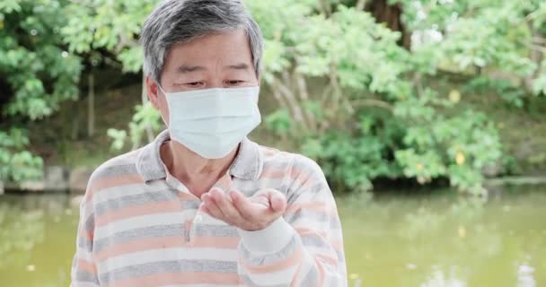Hombre utilizar gel desinfectante de manos — Vídeos de Stock