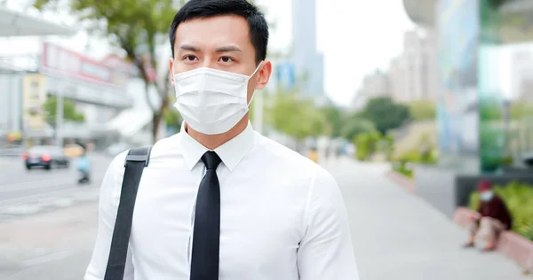 Hombre Negocios Asiático Con Protección Máscara Facial Quirúrgica Viaja Ciudad — Foto de Stock
