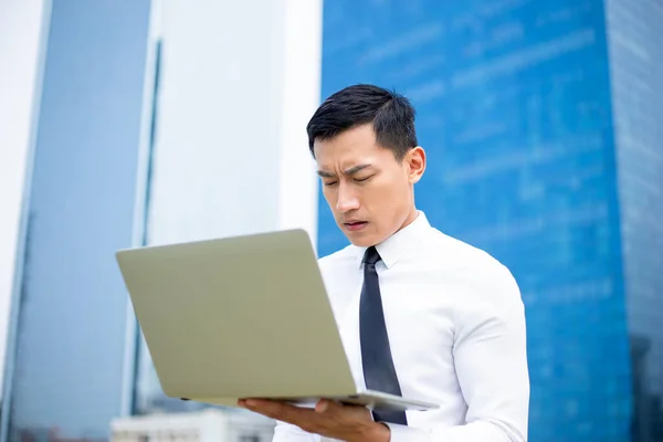 Asiatisk Forretningsmann Føler Seg Deprimert Når Han Ser Bærbar Han – stockfoto