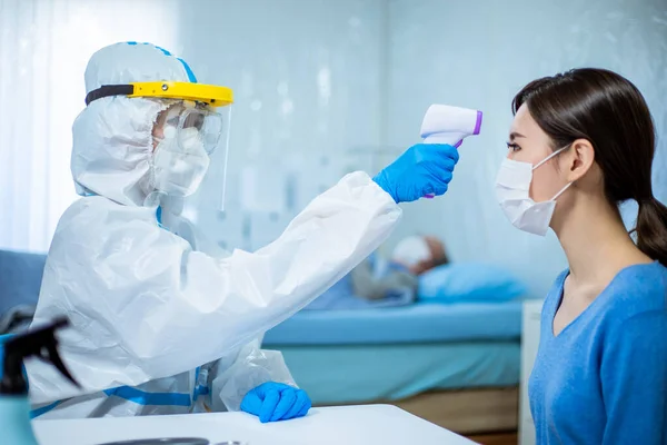 Mujer Médico Utiliza Pistola Termómetro Frente Infrarroja Para Comprobar Temperatura — Foto de Stock