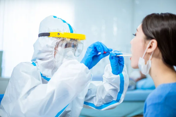 Teste Coronavírus Trabalhador Médico Que Toma Esfregaço Garganta Para Amostra — Fotografia de Stock