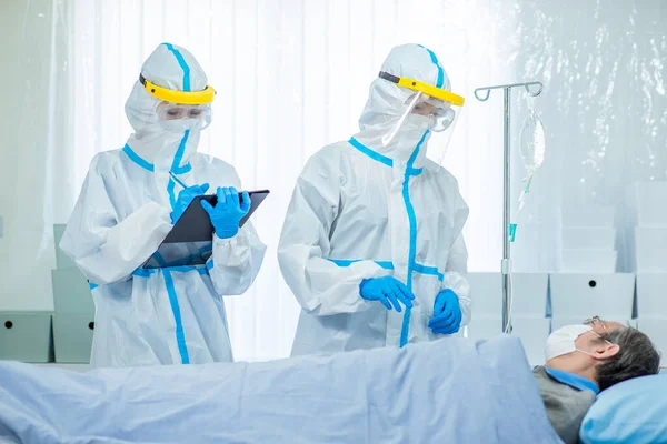 Doktorlar Hastaların Vücutlarını Karantina Elbisesi Koruyucu Giysiler Cerrahi Maske Ile — Stok fotoğraf