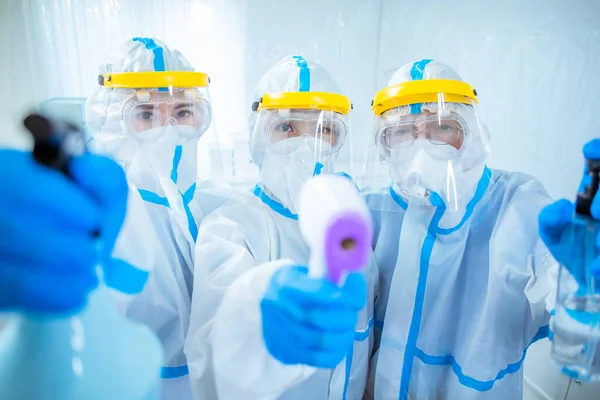Doktora Yakın Durun Kızılötesi Alın Termometre Tabancası Virüs Kovid Belirtileri — Stok fotoğraf