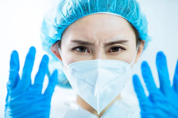 Asiatische Ärztin Schauen Sie Und Zeigen Medizinische Handschuhe Ihren Händen — Stockfoto