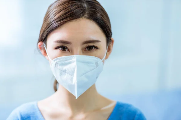 Mulher Asiática Paciente Olhar Para Você Com Máscara Facial Hospital — Fotografia de Stock