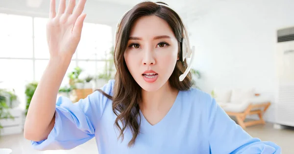 Azjatycka Kobieta Podnieść Rękę Powiedzieć Coś Spotkaniu Online Domu — Zdjęcie stockowe