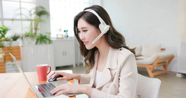 远程工作的概念 亚洲妇女在使用计算机工作时喝咖啡 并在家里举行视频会议 — 图库照片