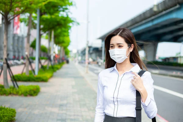 Mujer Asiática Con Máscara Quirúrgica Protección Cara Ella Conmuta Entre — Foto de Stock