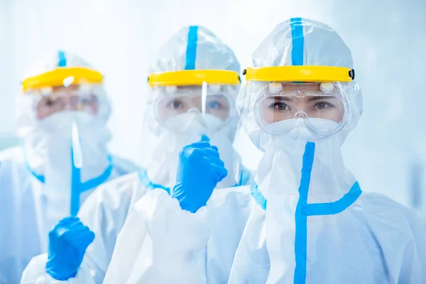 의사들은 코로나 바이러스가 퍼지지 않도록 가운이나 보호용 양복을 수술용 마스크를 — 스톡 사진