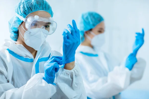 Trabalhadora Médica Usar Ternos Proteção Pronto Para Cuidar Paciente Coronavírus — Fotografia de Stock