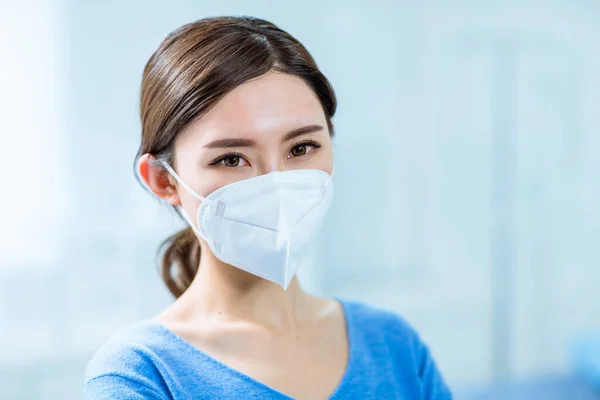 Asiatica Donna Paziente Sguardo Voi Con Maschera Facciale Ospedale — Foto Stock