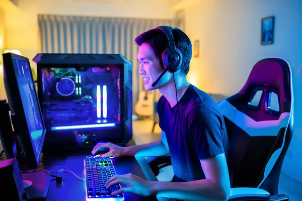 Молодой Азиатский Симпатичный Профессиональный Геймер Играет Онлайн Киберспортивной Игре Дома — стоковое фото