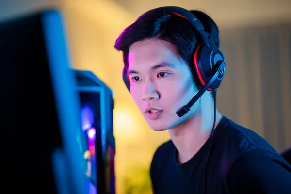 Young Asian Handsome Pro Gamer Som Spiller Nettspill Hjemme – stockfoto