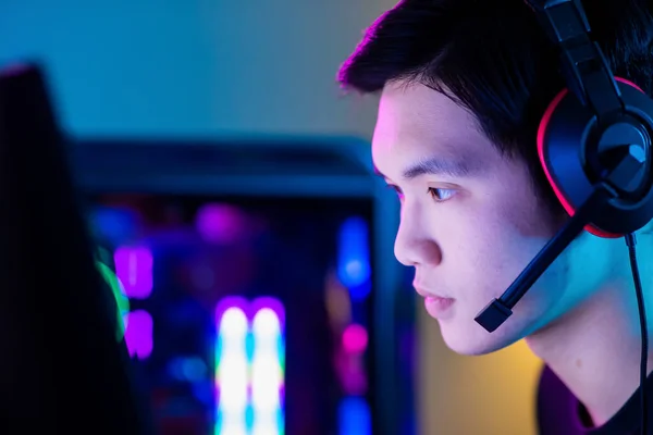 Primer Plano Joven Asiático Guapo Pro Gamer Jugar Línea Cyber — Foto de Stock