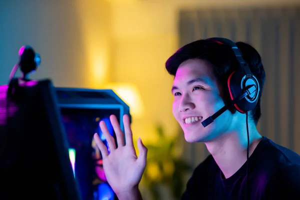 Junge Asiatische Pro Gamer Haben Livestream Und Grüßen Ihre Fans — Stockfoto