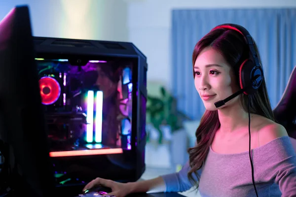 Young Asian Pro Gamer Girl Spielt Online Videospiel Mit Rgb — Stockfoto