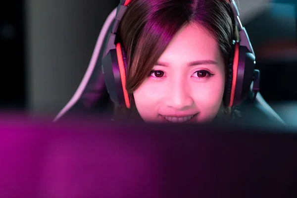 Nærbildet Til Young Asian Pro Gamer Girl Som Spiller Nettspill – stockfoto