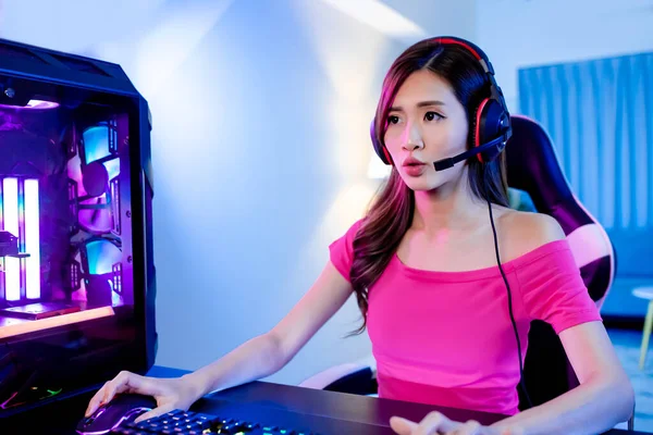 Fiatal Ázsiai Pro Gamer Girl Lejátszás Online Videojáték Rgb Billentyűzet — Stock Fotó