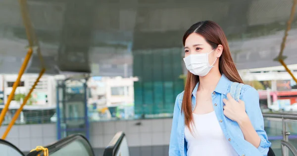 Asiatisk Kvinne Med Ansiktsmaskebeskyttelse Hun Pendler Metroen Eller Togstasjonen – stockfoto