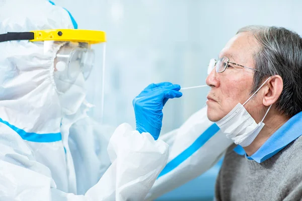 Coronavirus Test Medizinisches Personal Entnimmt Einem Möglicherweise Infizierten Älteren Mann — Stockfoto