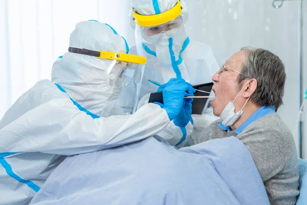 Teste Coronavírus Trabalhador Médico Que Toma Esfregaço Garganta Para Amostra — Fotografia de Stock