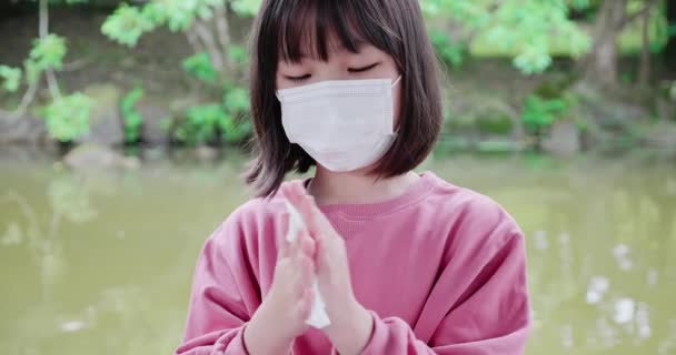 Asiatische Mädchen verwenden antibakterielle Wipe — Stockvideo