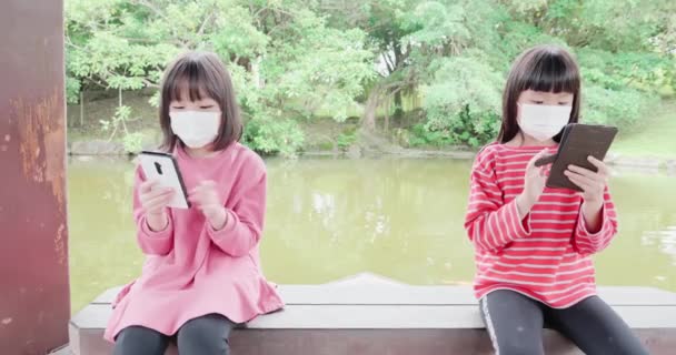 Asiático niños uso inteligente teléfono — Vídeo de stock