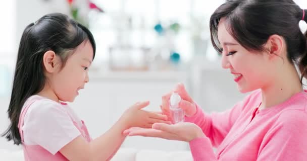 Maman enseigner lavage des mains enfant — Video