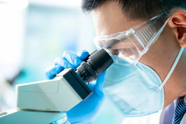 Asiatischer Mikrobiologe Biotechnologie Forscher Oder Medizinischer Mitarbeiter Suchen Mikroskop Labor — Stockfoto